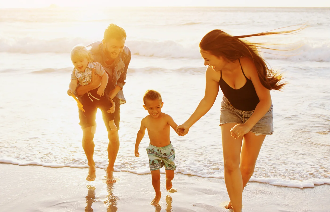 Famille profitant d'une plage des Antilles, eaux turquoise et sable clair