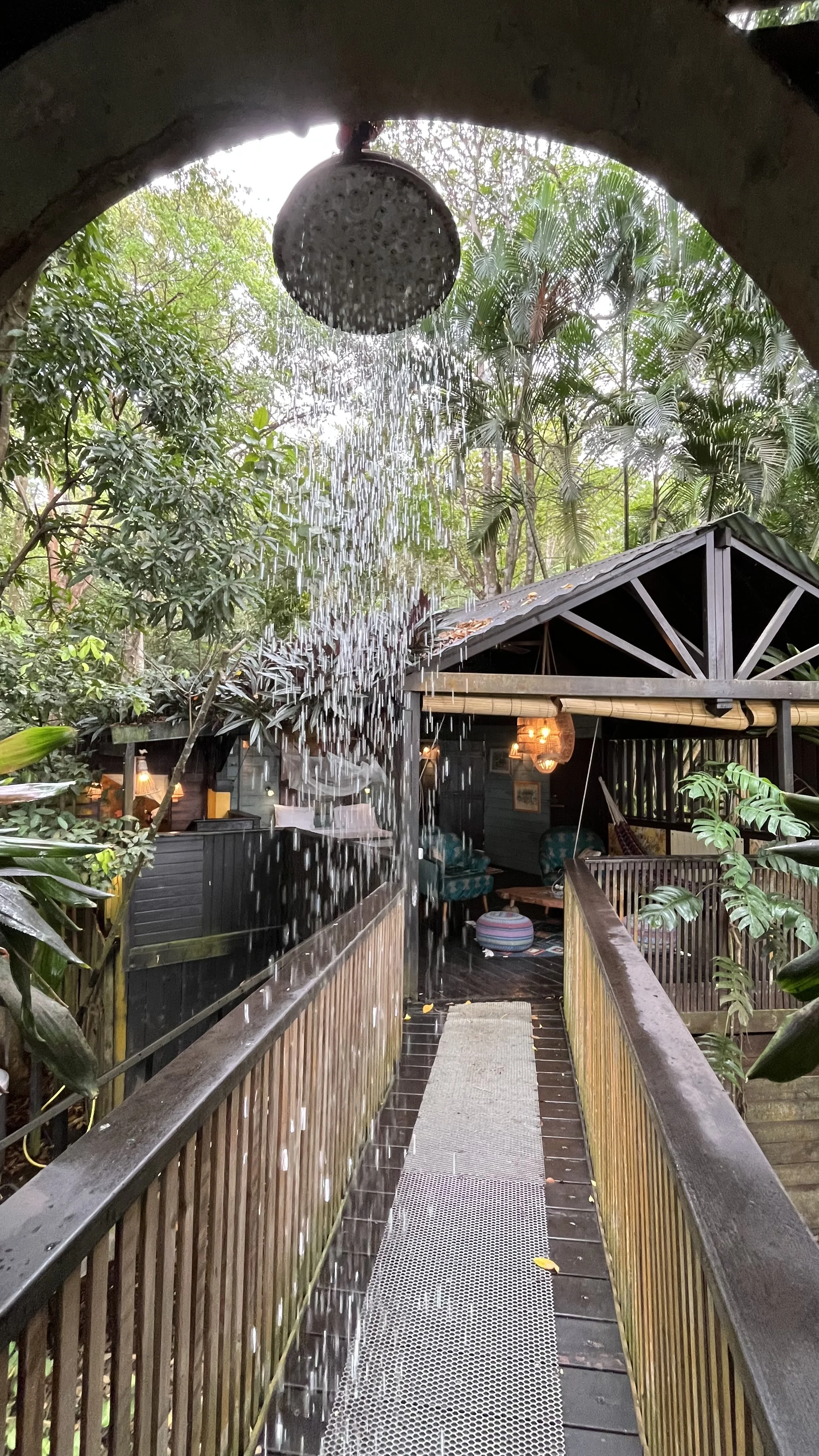 La case Zen Zen à Tendacayou, jacuzzi sous tonnelle végétale